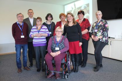 v.l.n.r.: Jürgen Borchert (Elternrat), Gerald Best (Lebenshilfe OV Weimar), Vera Velske (Lebenshilfe-Rat), Franziska Suhr (Carolinenschule Greiz), Birgit Diezel (Vorsitzende Lebenshilfe Thüringen), Elisabeth Weber (Lebenshilfe Jena), Katja Heinrich (GFin Lebenshilfe Thüringen), Margit Jung (DIE LINKE), Bettina Klöckner (Elternrat) 