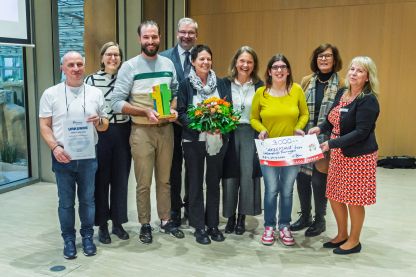 Foto v.l.n.r.: Ralph Hildebrand, Mitarbeiter SAMOCCA-Café; Dr. Claudia Streim, Klassik Stiftung Weimar; Kevin Köhler, Leiter SAMOCCA-Café; Gerhard Pilz, Jurymitglied; Bettina Schmidt, Geschäftsführerin inclusio Weimar gGmbH; Katja Heinrich, Geschäftsführerin Lebenshilfe Thüringen, Sabrina Thomann, Mitarbeiterin SAMOCCA-Café; Antje Tillmann (MdB), Vorsitzende Lebenshilfe Thüringen;  Yvonne Bergmann, Sparkassen-Finanzverbund Hessen-Thüringen
Fotographie: Christian Meyer 